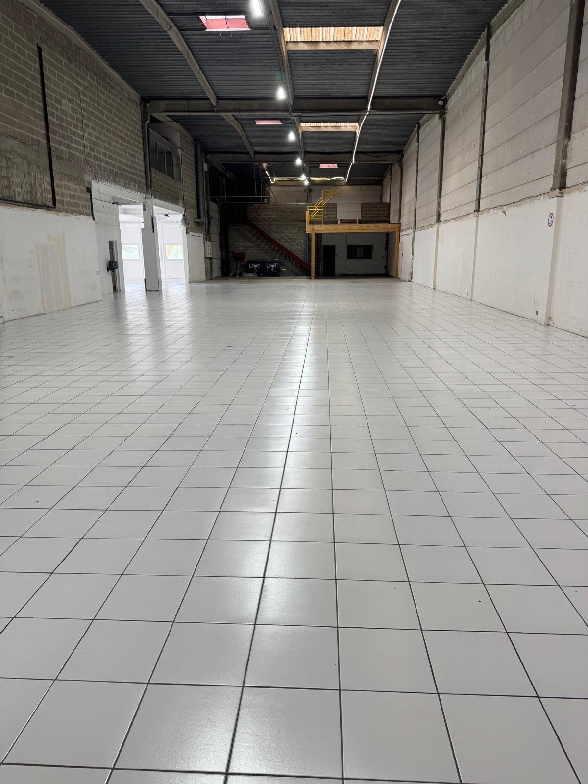 Hall d'activité 970 m² avec mezzanine et escalier d'accès