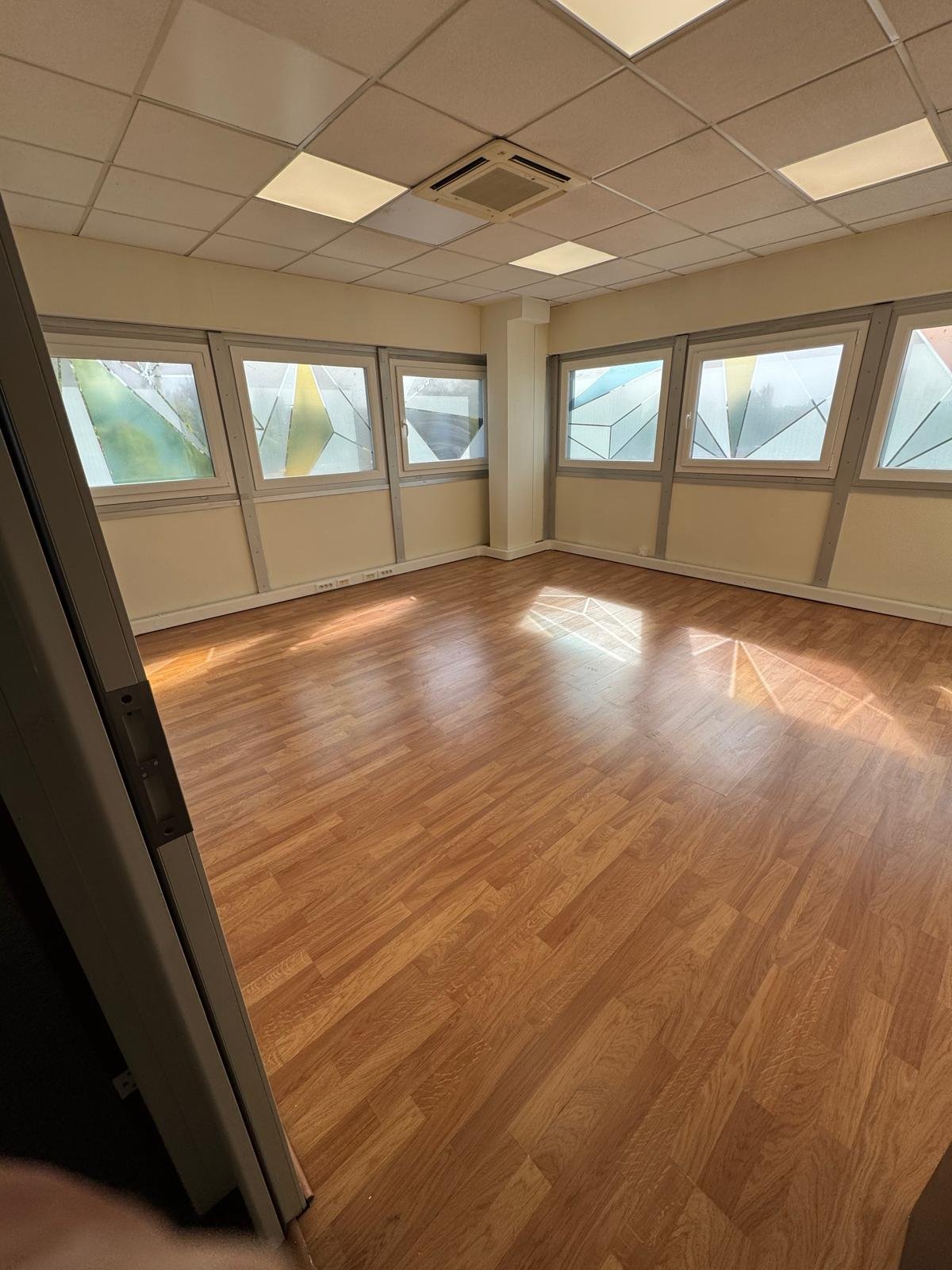 Bureau d'angle très lumineux avec parquet et climatisation