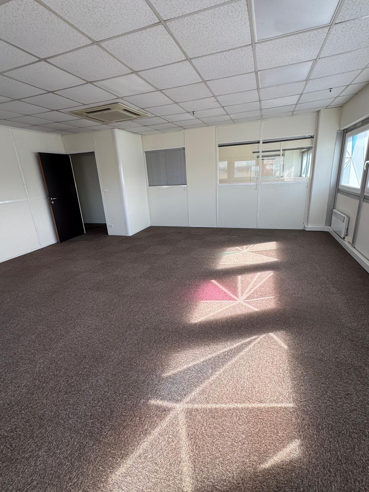 Grande salle de réunion climatisée