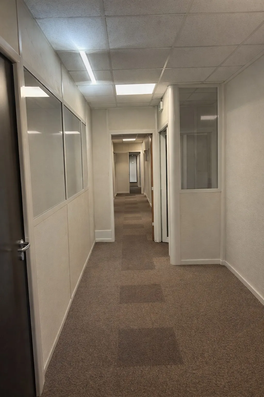 Salle de Réunion Équipée et Archives