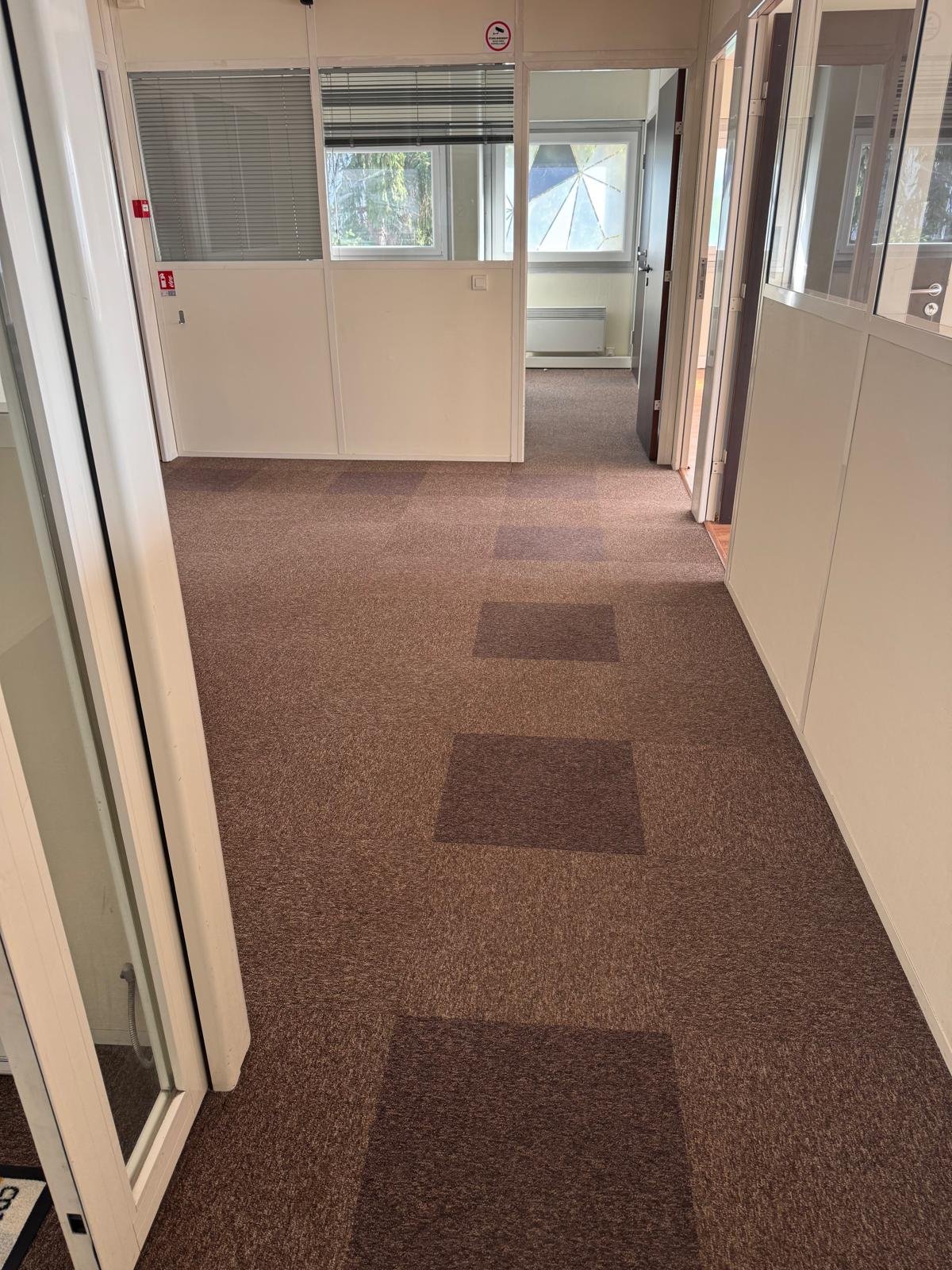 Circulation entre bureaux cloisonnés et salles de réunion