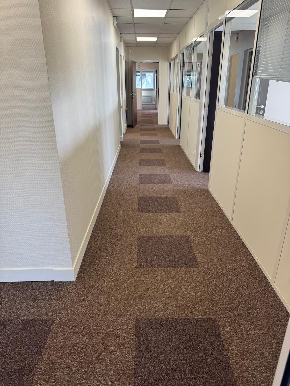 Couloir principal du plateau de bureaux
