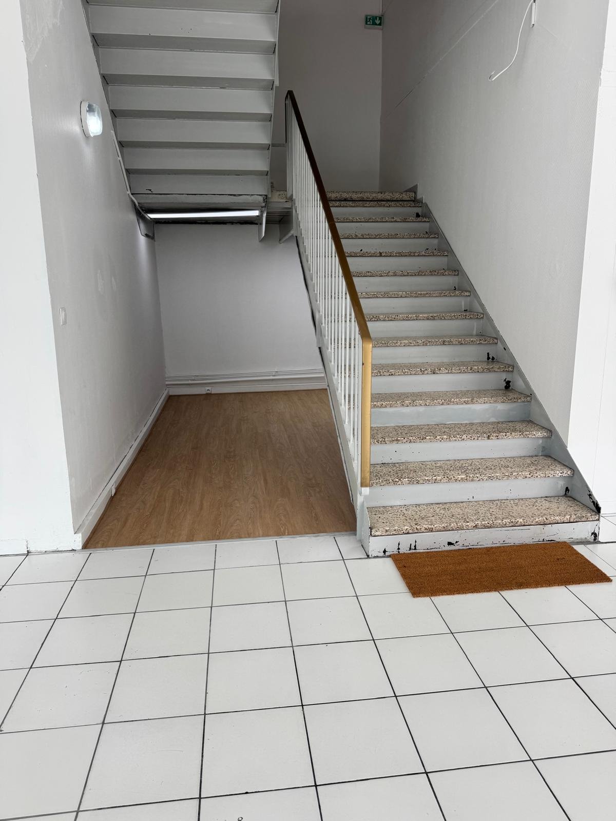 Escalier d'accès aux 300 m² de bureaux