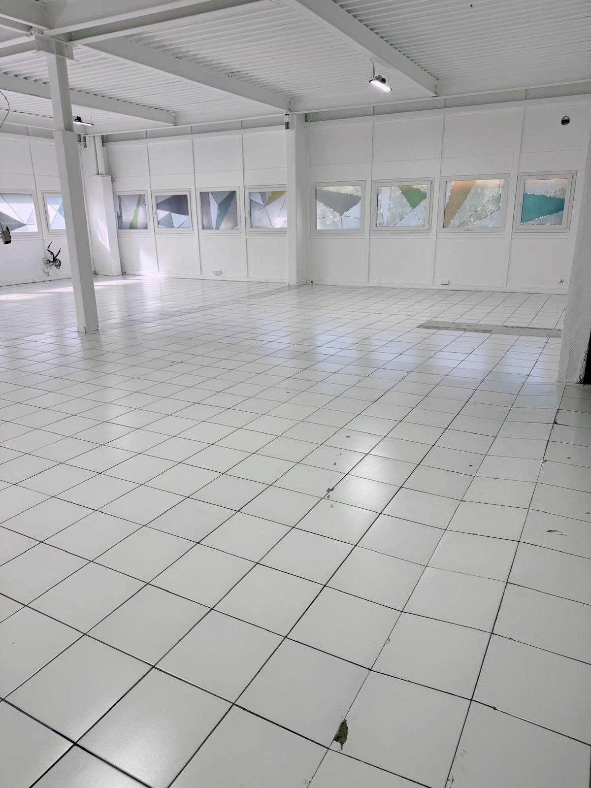 Grand plateau carrelé lumineux pour accueil ou showroom